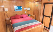 Cabina Doble Matrimonial con ventana - Cubierta Athos